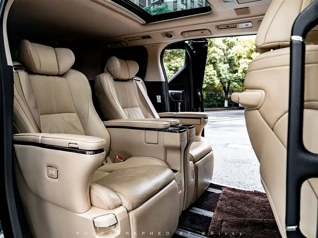 Toyota Alphard 2022 — фото 10