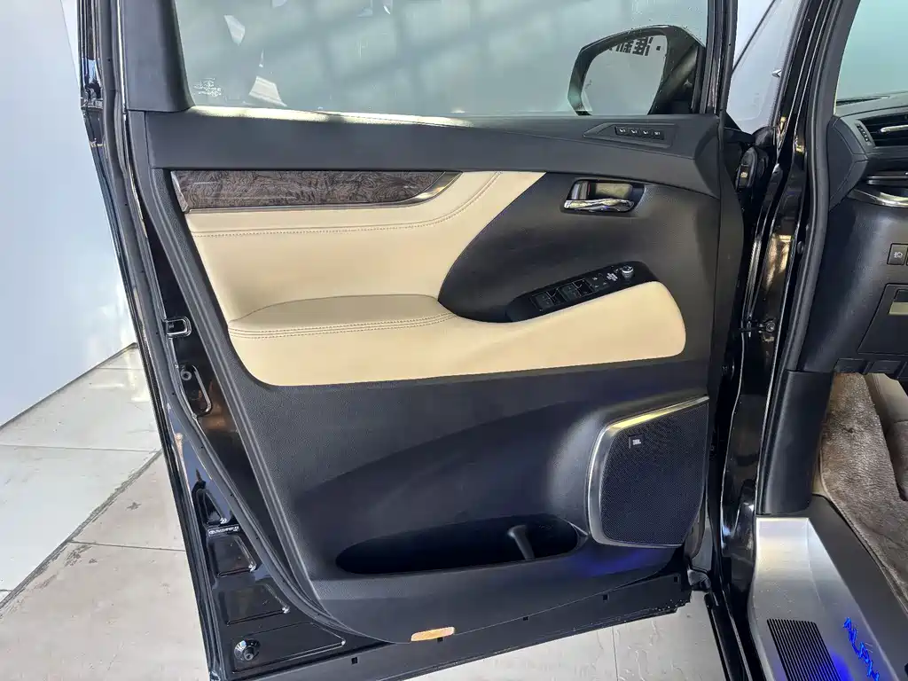 Toyota Alphard 2023 — фото 10