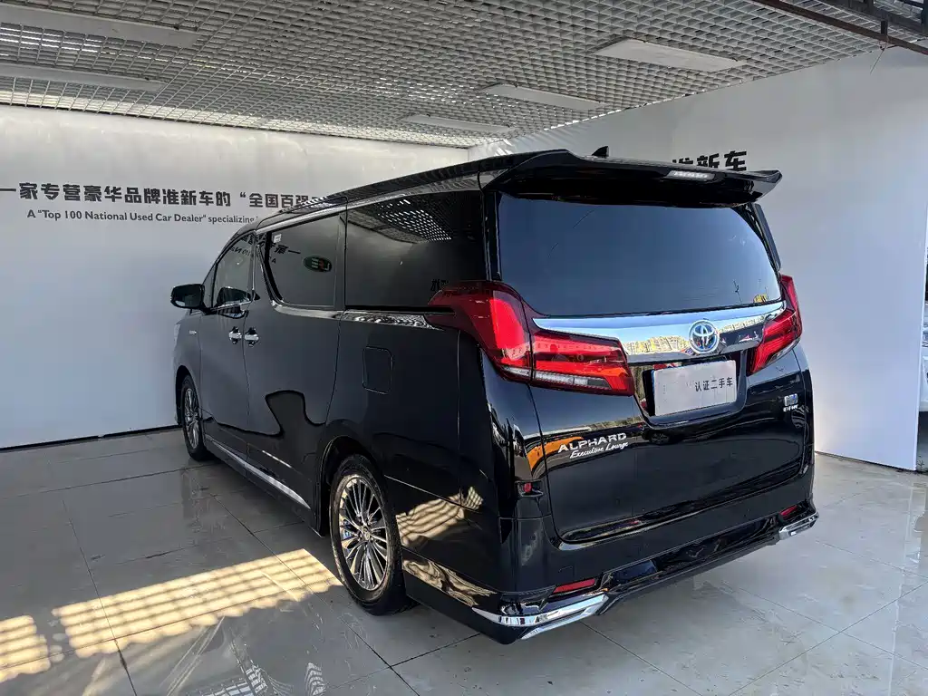 Toyota Alphard 2023 — фото 3