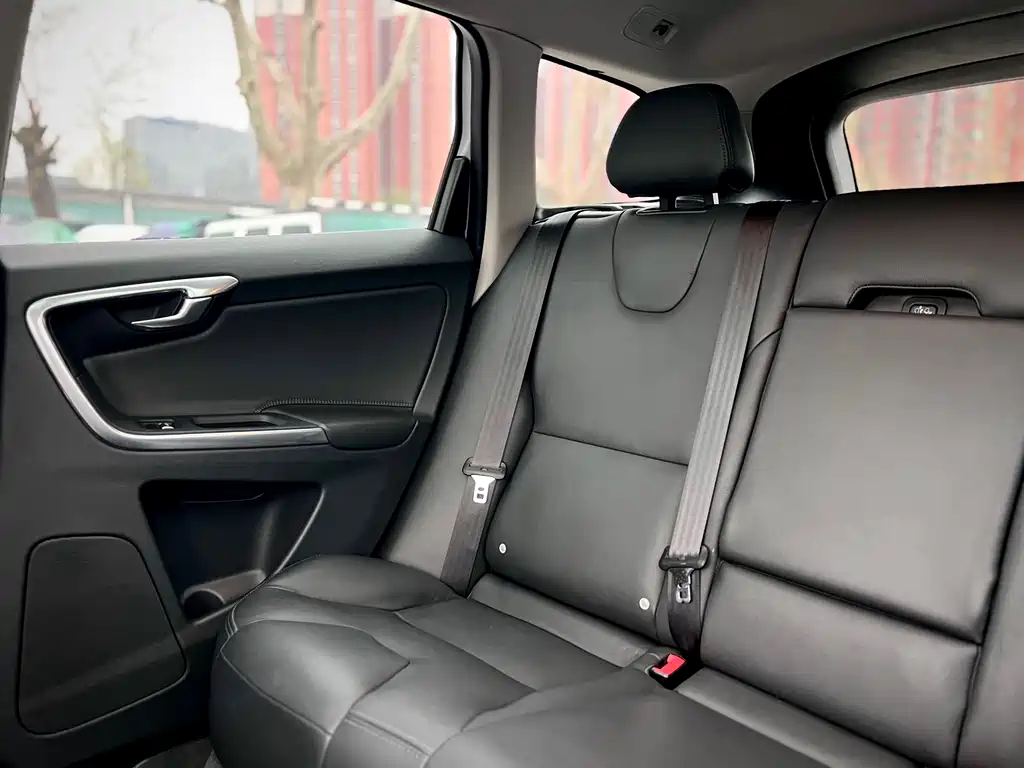 Volvo XC60 2017 — фото 29