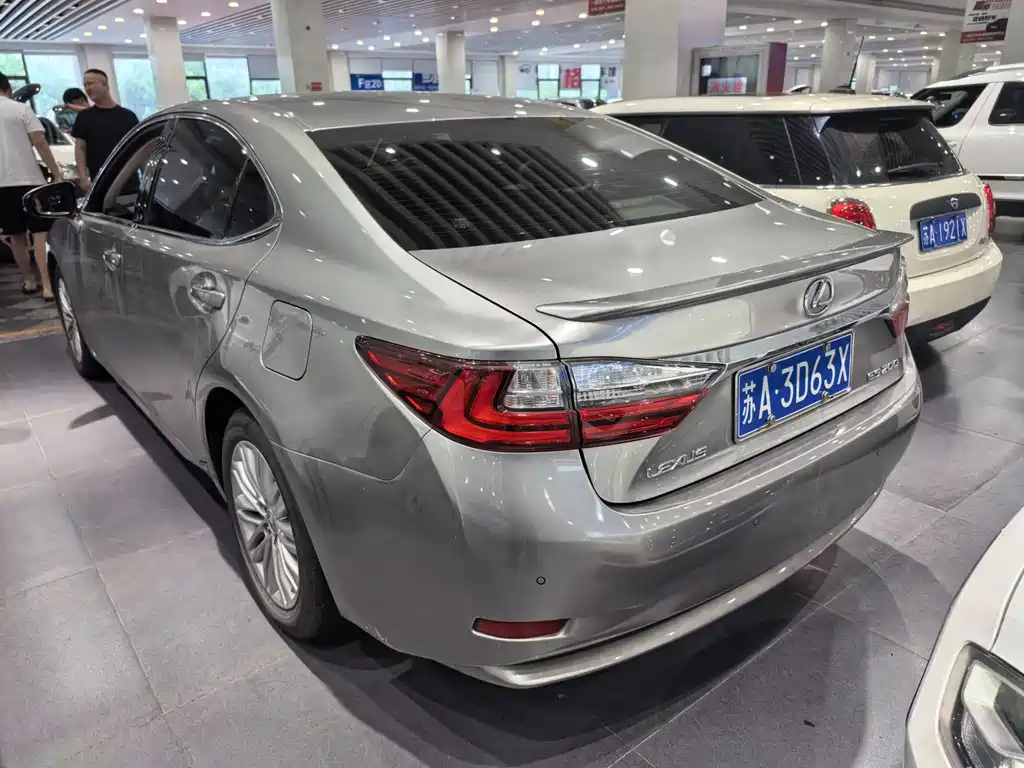 Lexus ES 2017 — фото 5