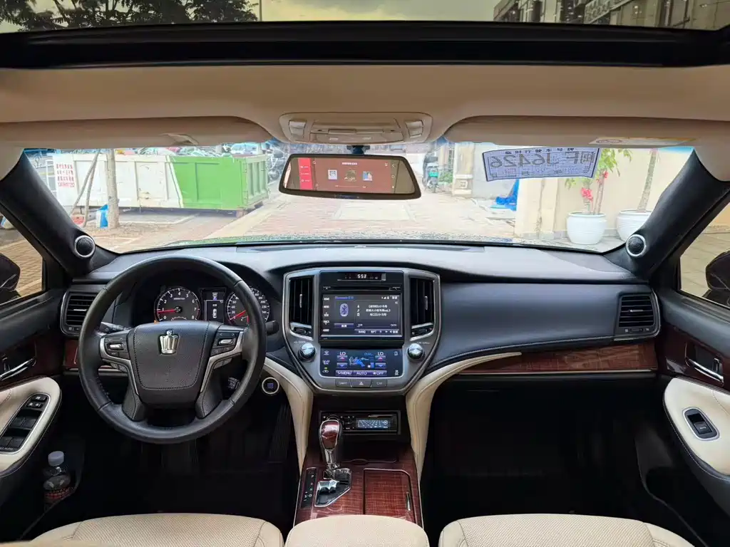 Toyota Crown 2016
