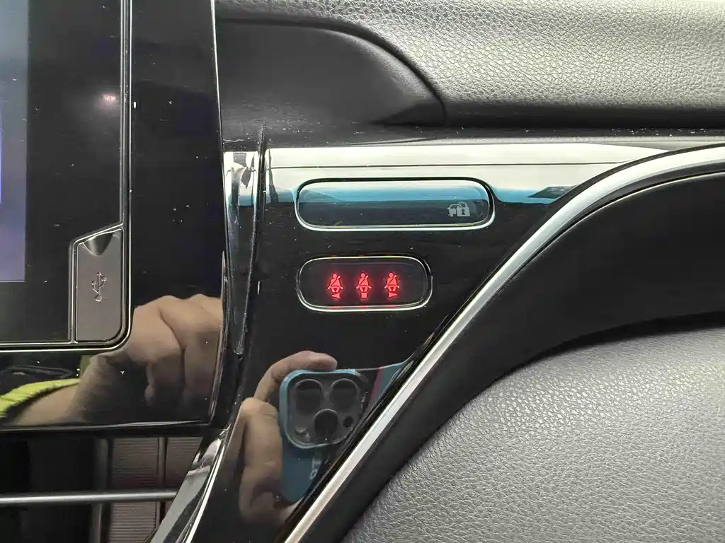 Toyota Camry 2023 — фото 18