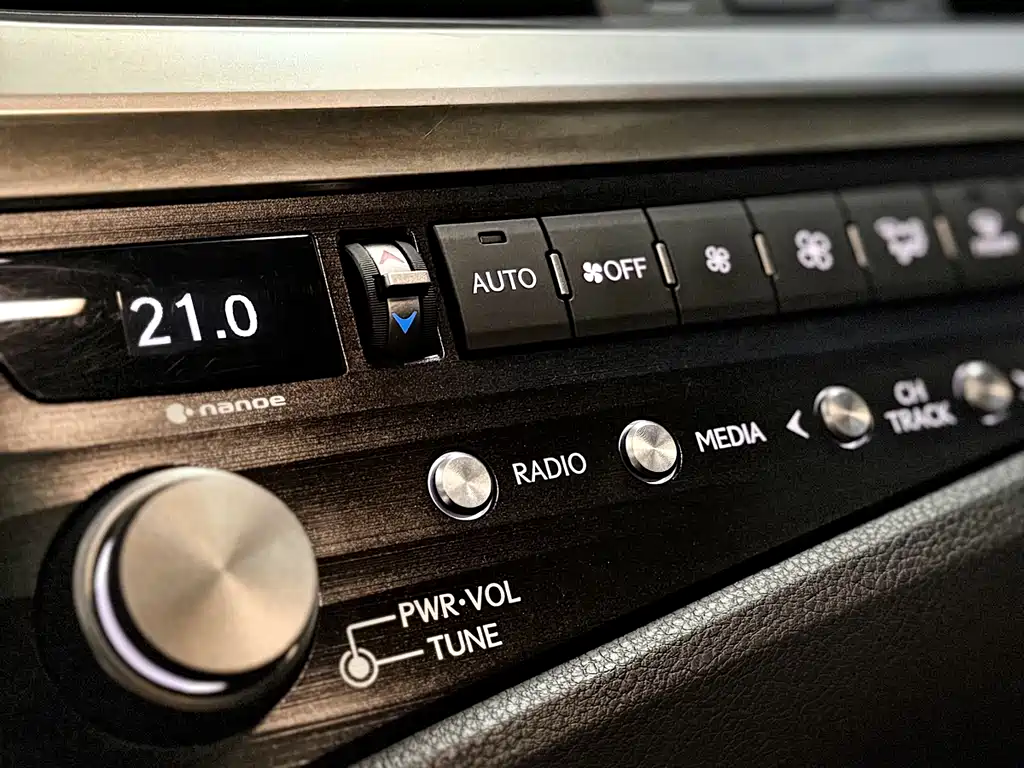 Lexus ES 2021 — фото 17