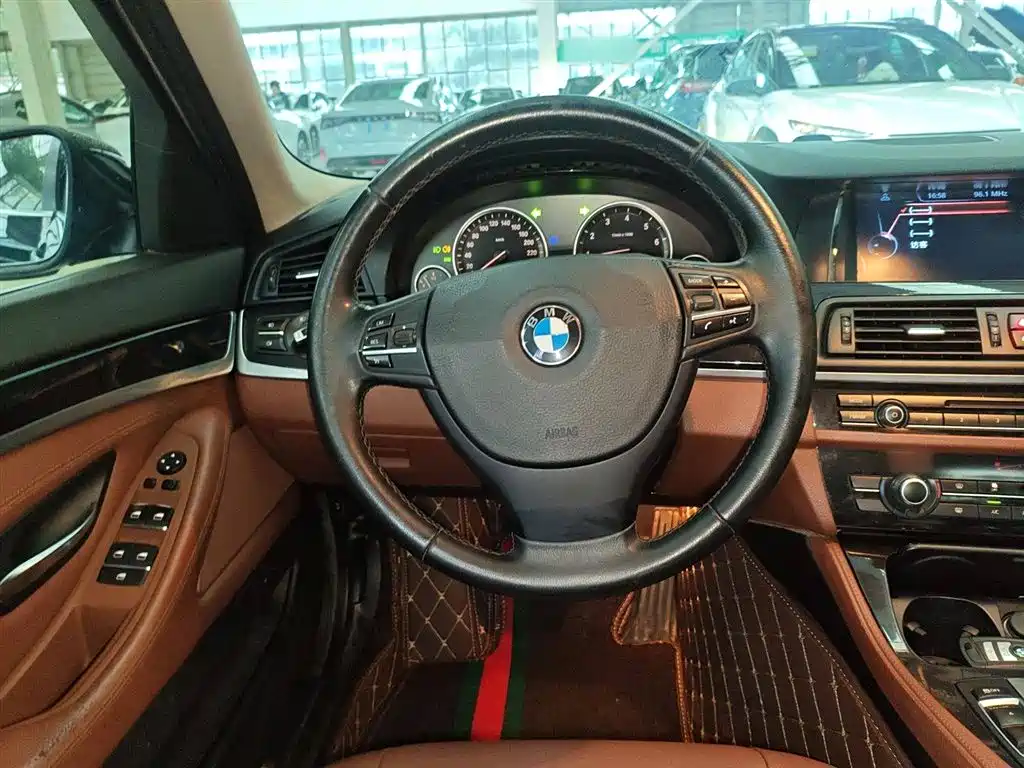 BMW 5 Series 2015 — фото 8