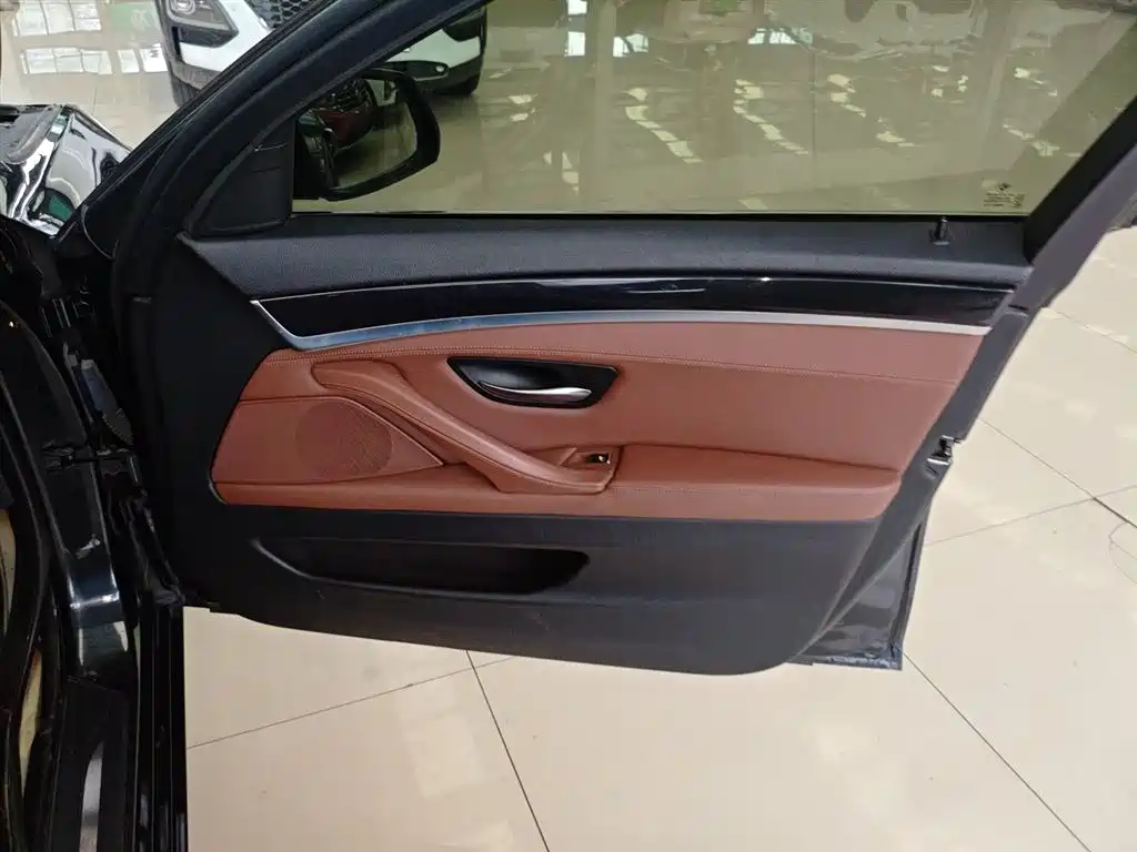 BMW 5 Series 2015 — фото 19