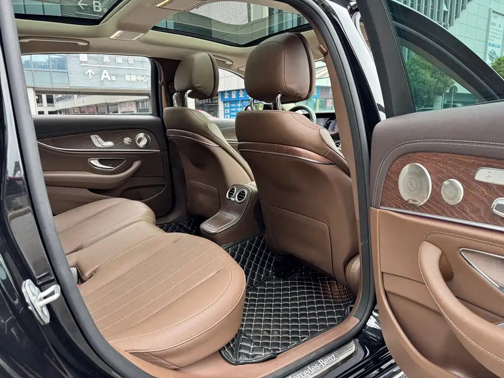 Mercedes-Benz E-Class 2023 — фото 10