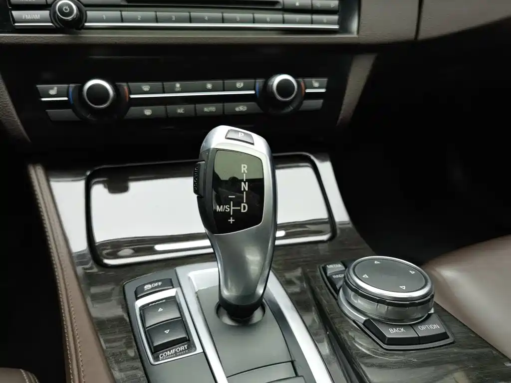 BMW 5 Series 2015 — фото 13