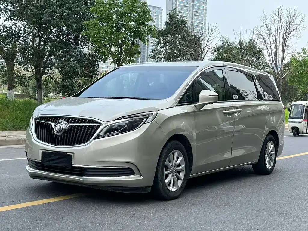 Buick GL8 2018 — фото 1