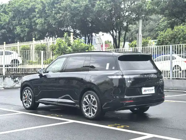 Lynk & Co 900 2025