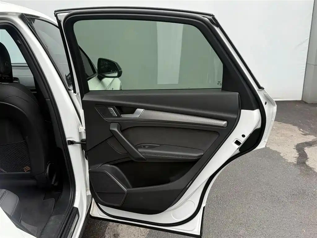 Audi Q5L Sportback 2024 — фото 15