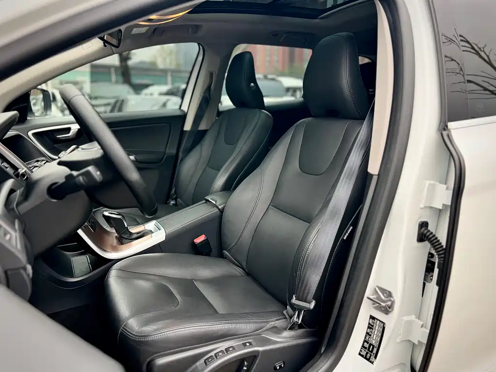 Volvo XC60 2017 — фото 22