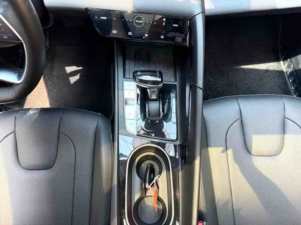 Hyundai Elantra 2022 — фото 12