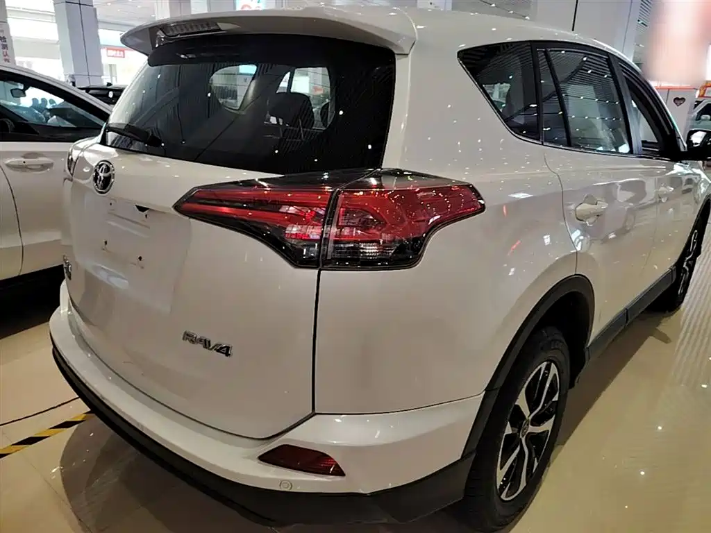 Toyota RAV4 2019 — фото 7
