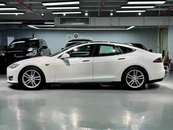 Tesla Model S 2015