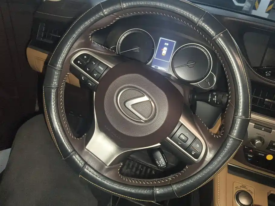 Lexus ES 2018 — фото 15