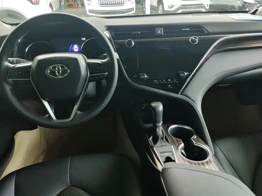 Toyota Camry 2019 — фото 12