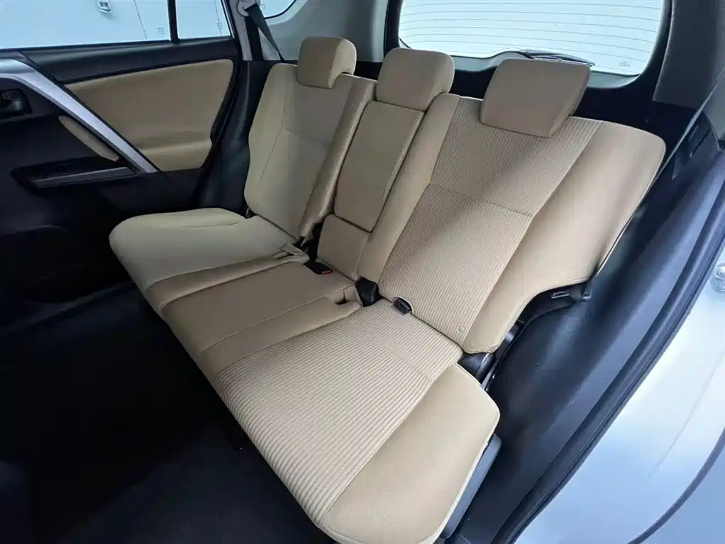 Toyota RAV4 2018 — фото 12