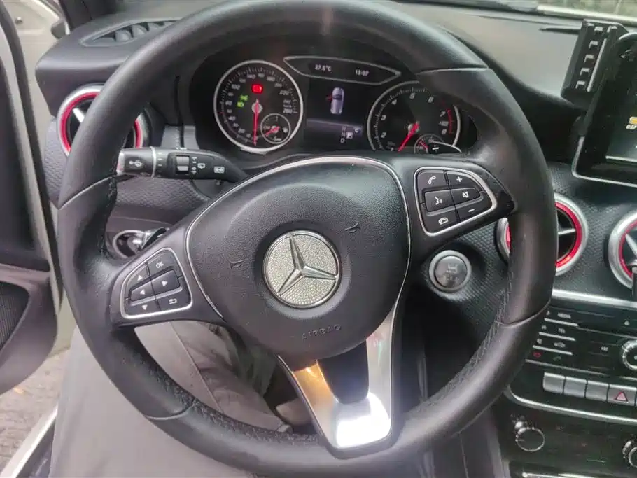 Mercedes-Benz A-Class 2017 — фото 15