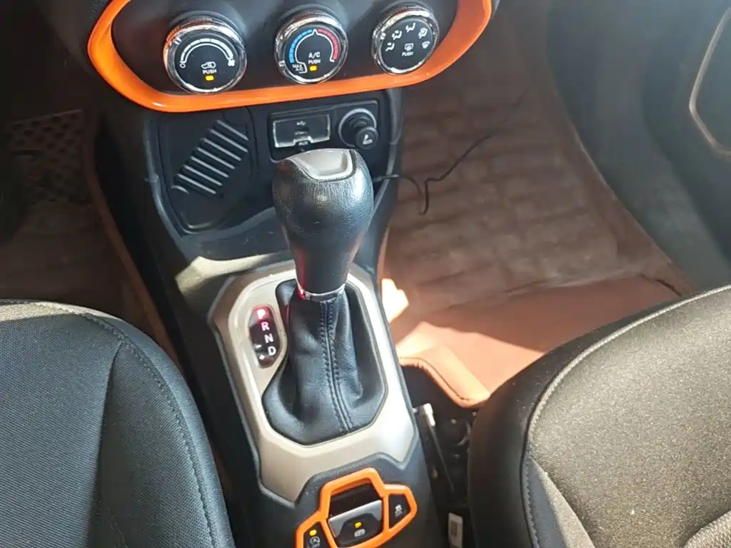 Jeep Renegade 2018 — фото 14