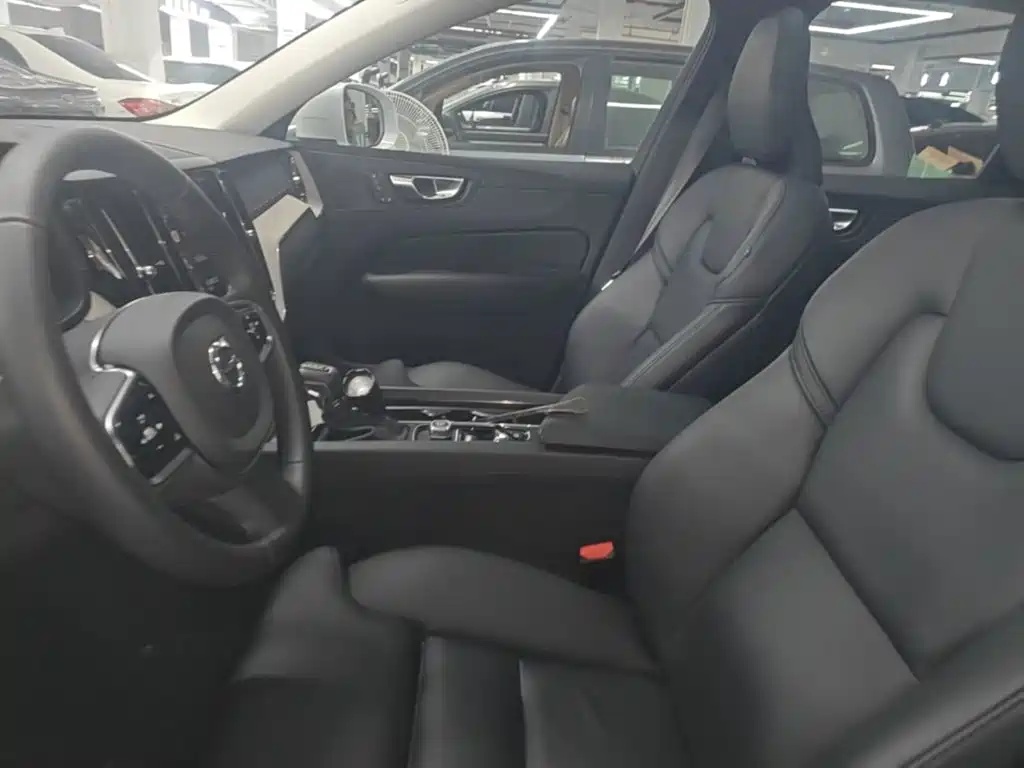 Volvo XC60 2021 — фото 15