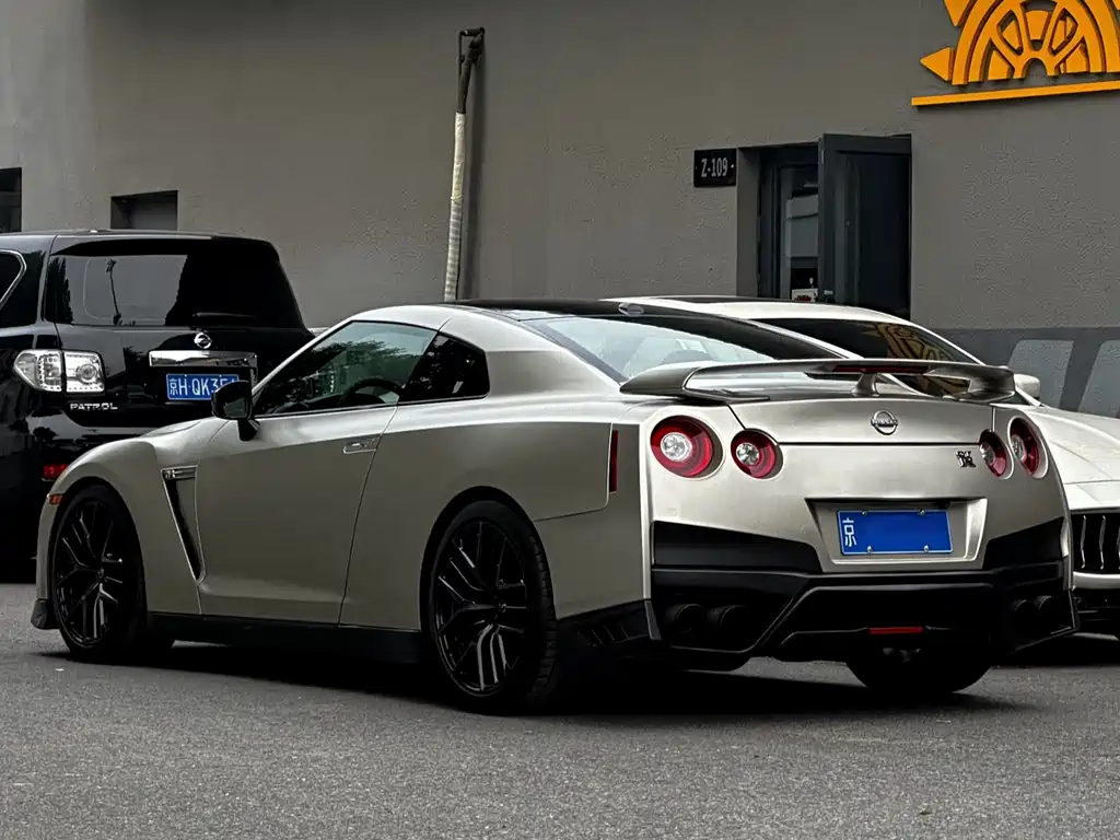 Nissan GT-R 2012 — фото 11