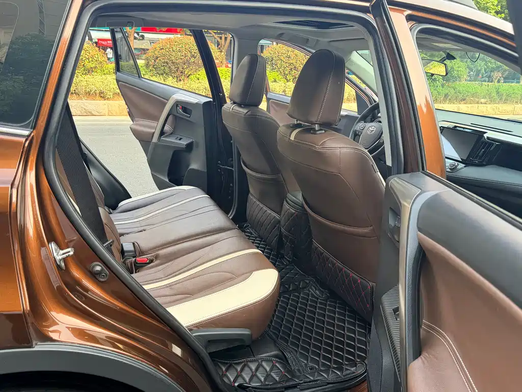 Toyota RAV4 2015 — фото 12