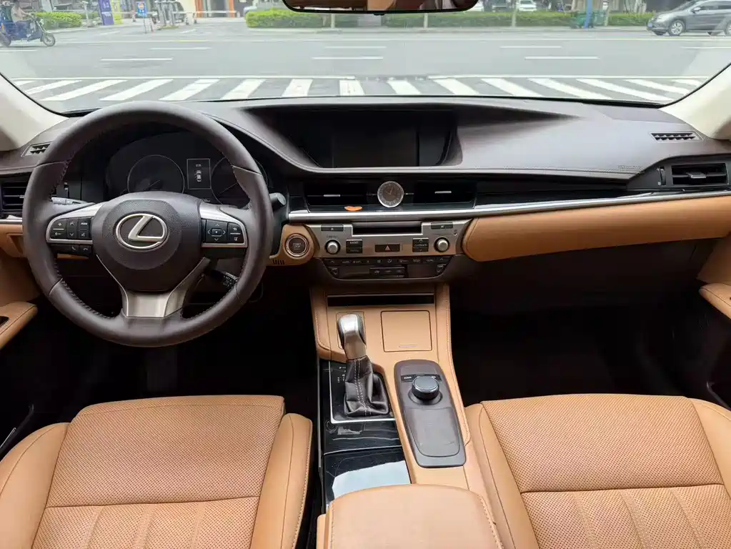 Lexus ES 2017 — фото 7