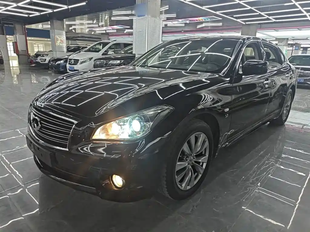 Infiniti Q70 2015