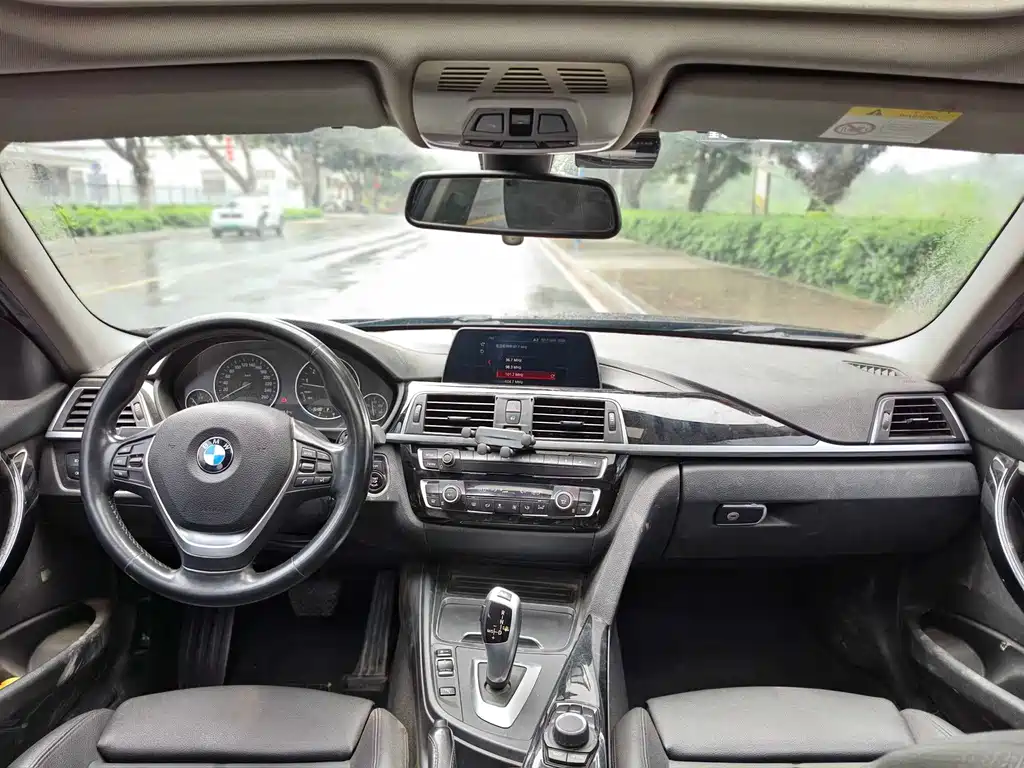 BMW 3 Series 2017 — фото 14