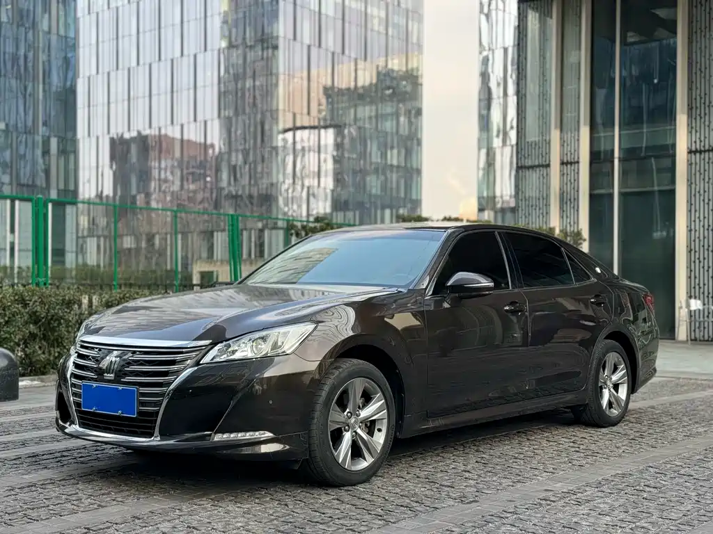 Toyota Crown 2016 — фото 1