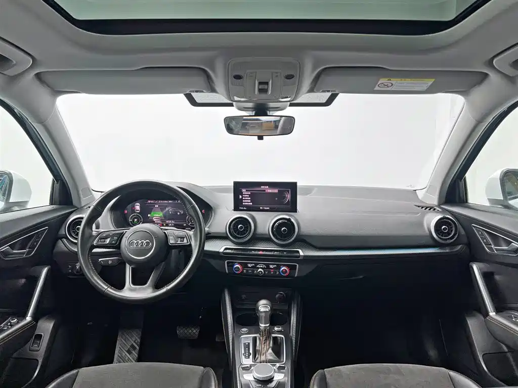 Audi Q2L e-tron 2022 — фото 23