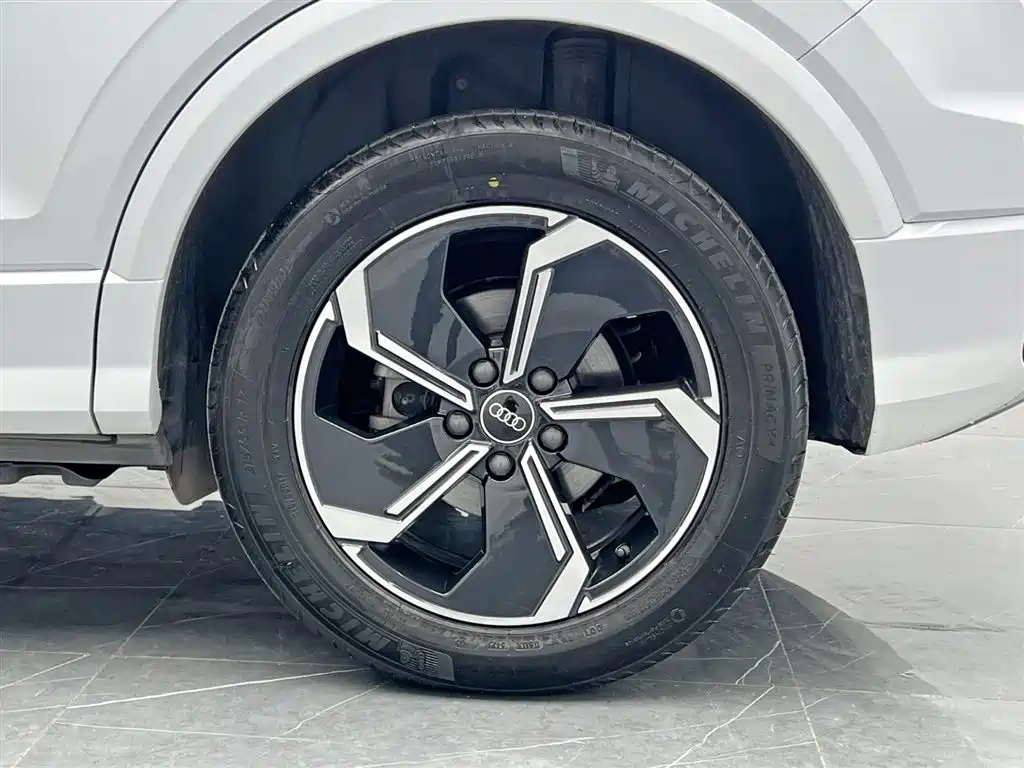 Audi Q2L e-tron 2022 — фото 25