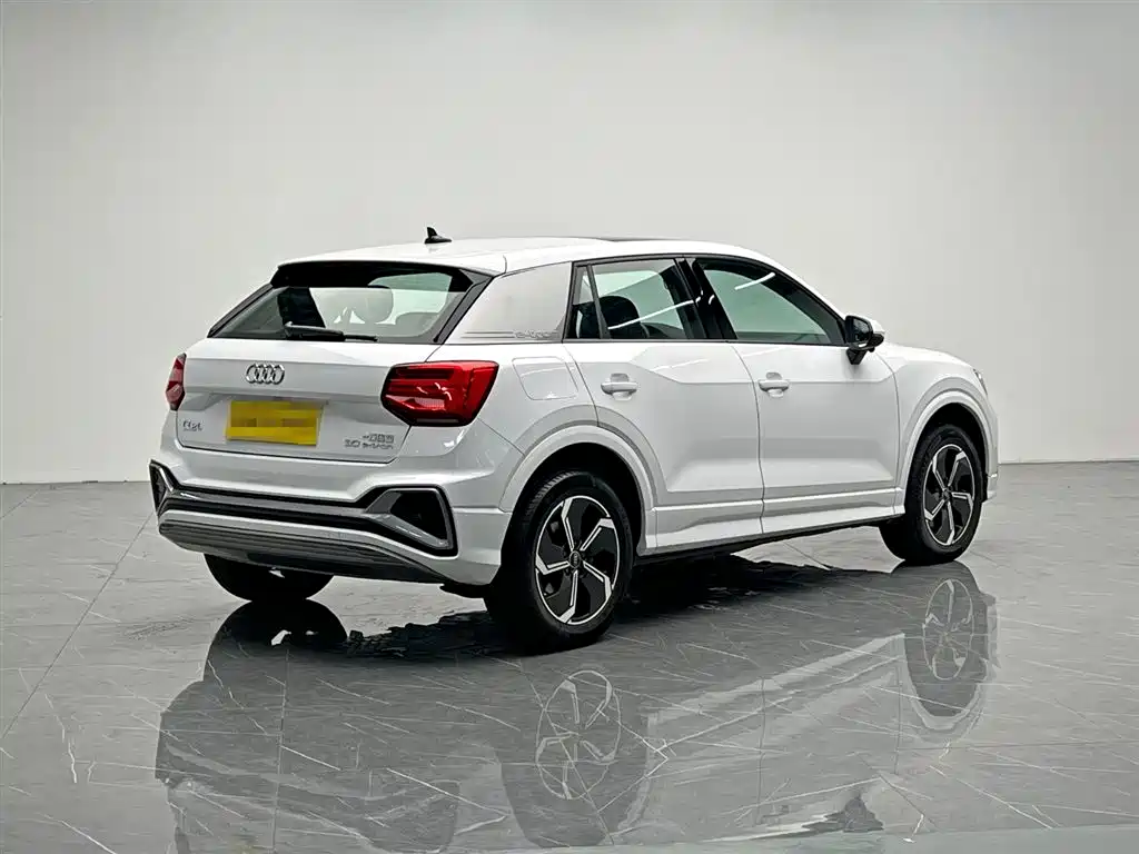 Audi Q2L e-tron 2022 — фото 6