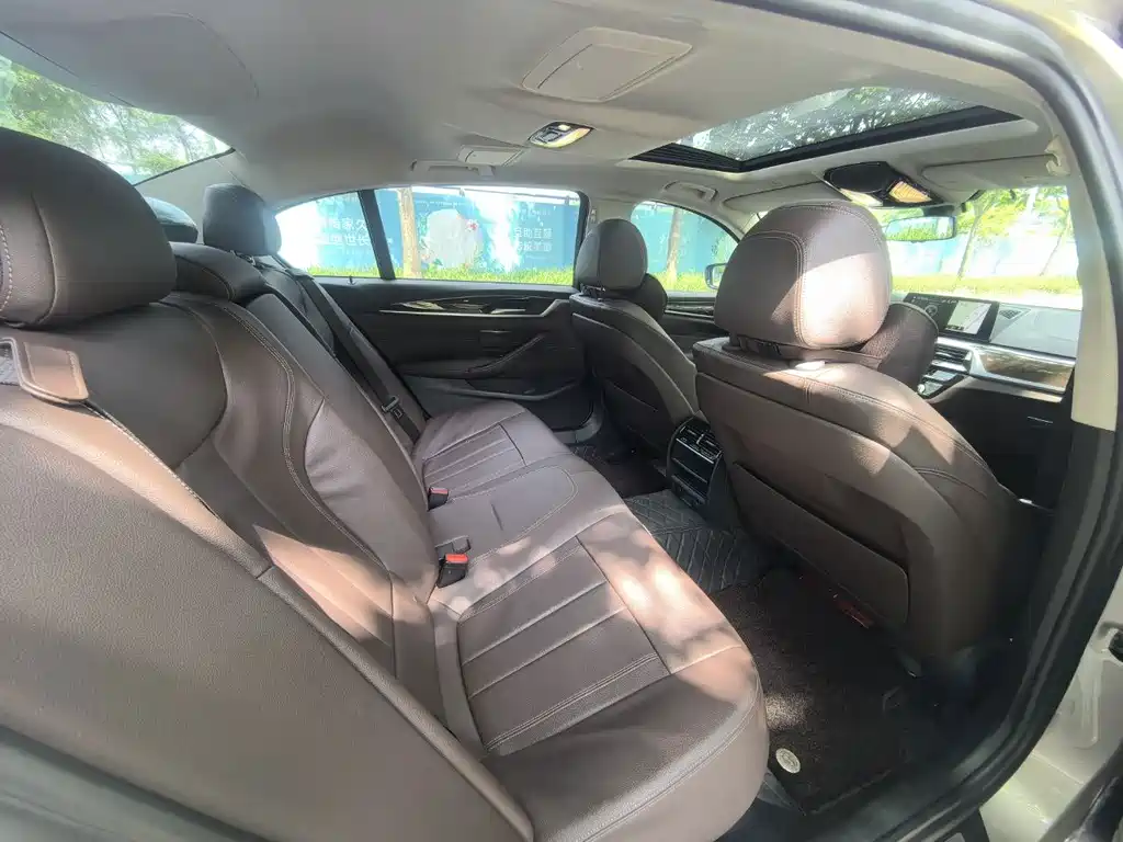 BMW 5 Series 2019 — фото 12