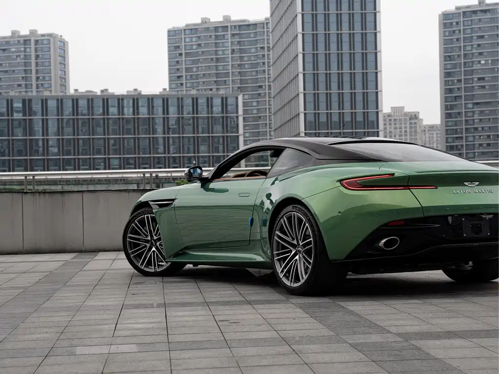 Aston Martin DB12 2024 — фото 9
