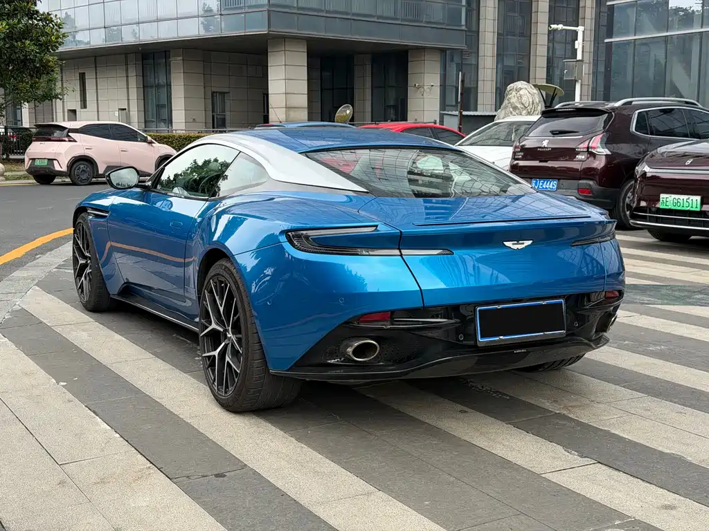 Aston Martin DB11 2020 — фото 3