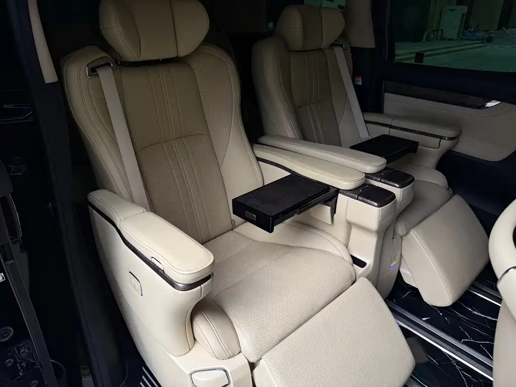 Toyota Alphard 2023 — фото 11