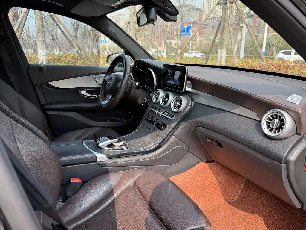 Mercedes-Benz GLC 2018 — фото 13