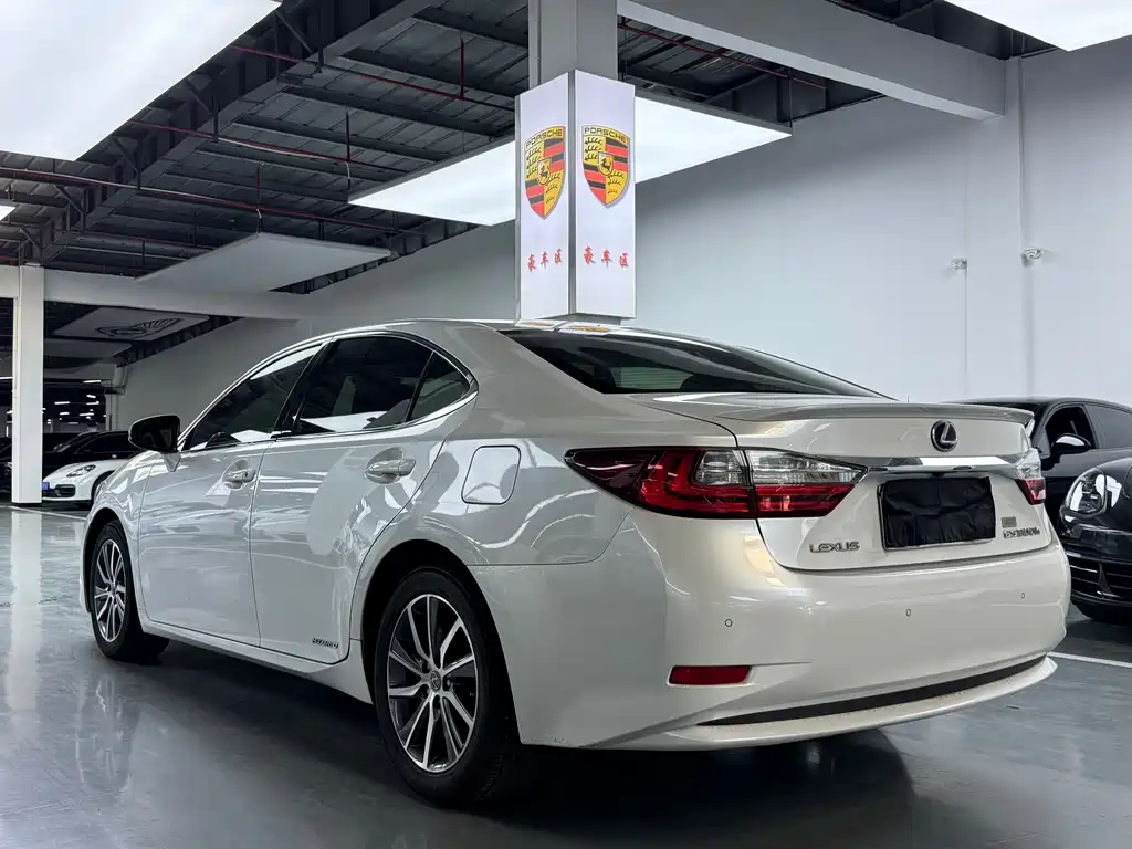 Lexus ES 2018 — фото 25