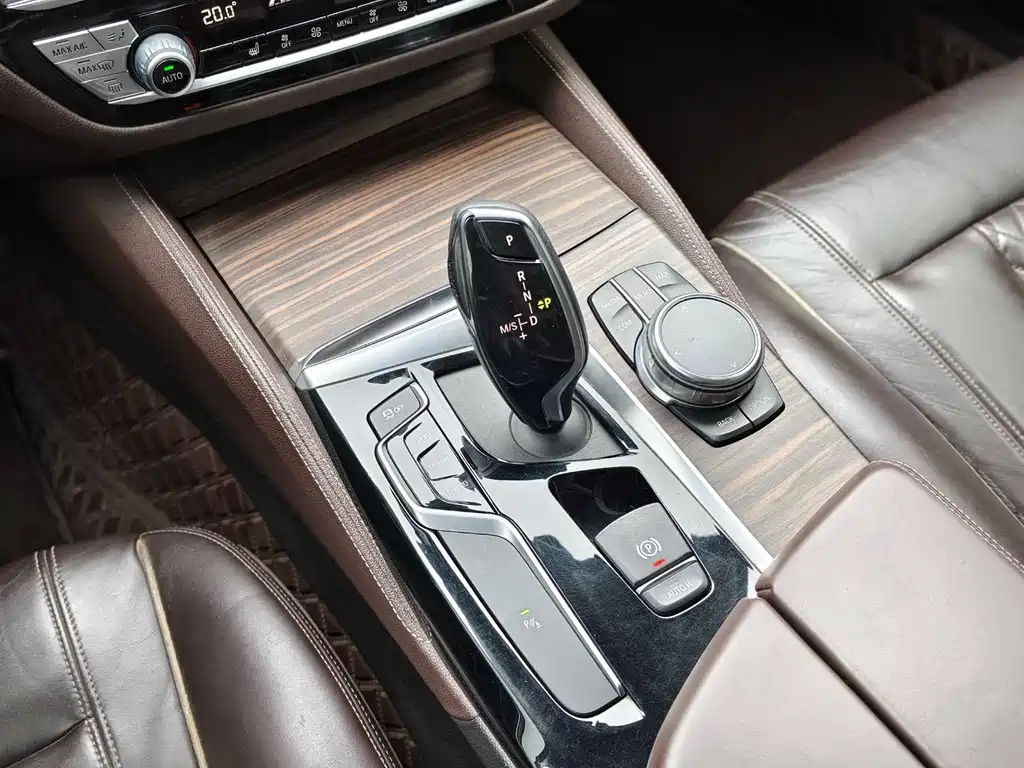 BMW 5 Series 2018 — фото 23