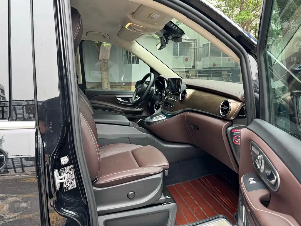 Mercedes-Benz V-Class 2023 — фото 20