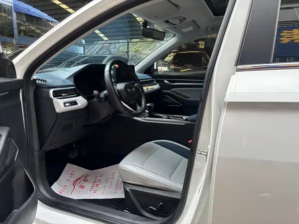 Geely Emgrand 2022