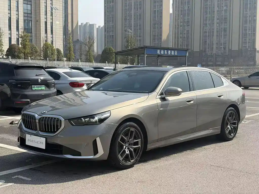 BMW 5 Series 2024 — фото 1