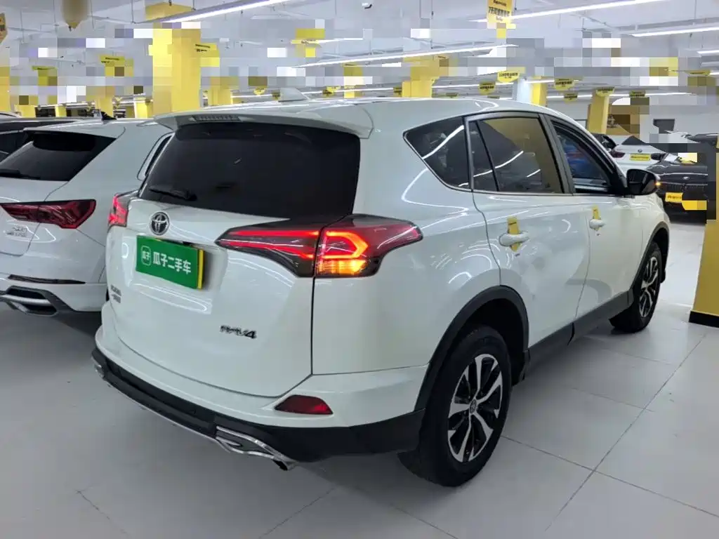 Toyota RAV4 2018 — фото 7