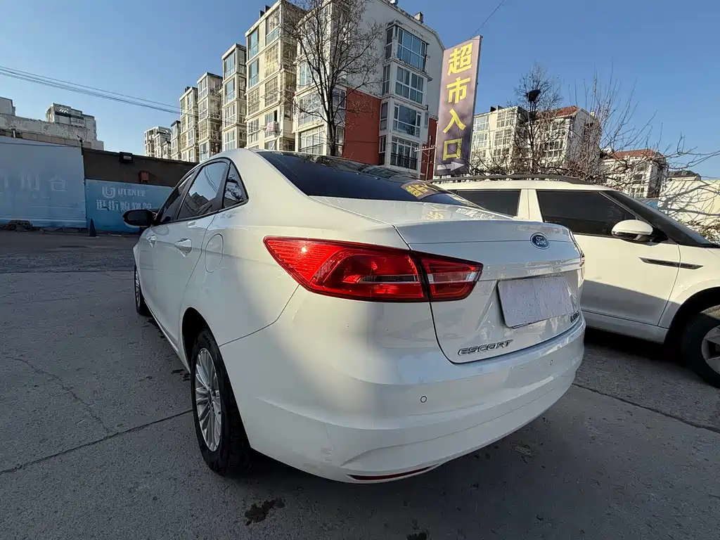 Ford Escort 2015 — фото 13
