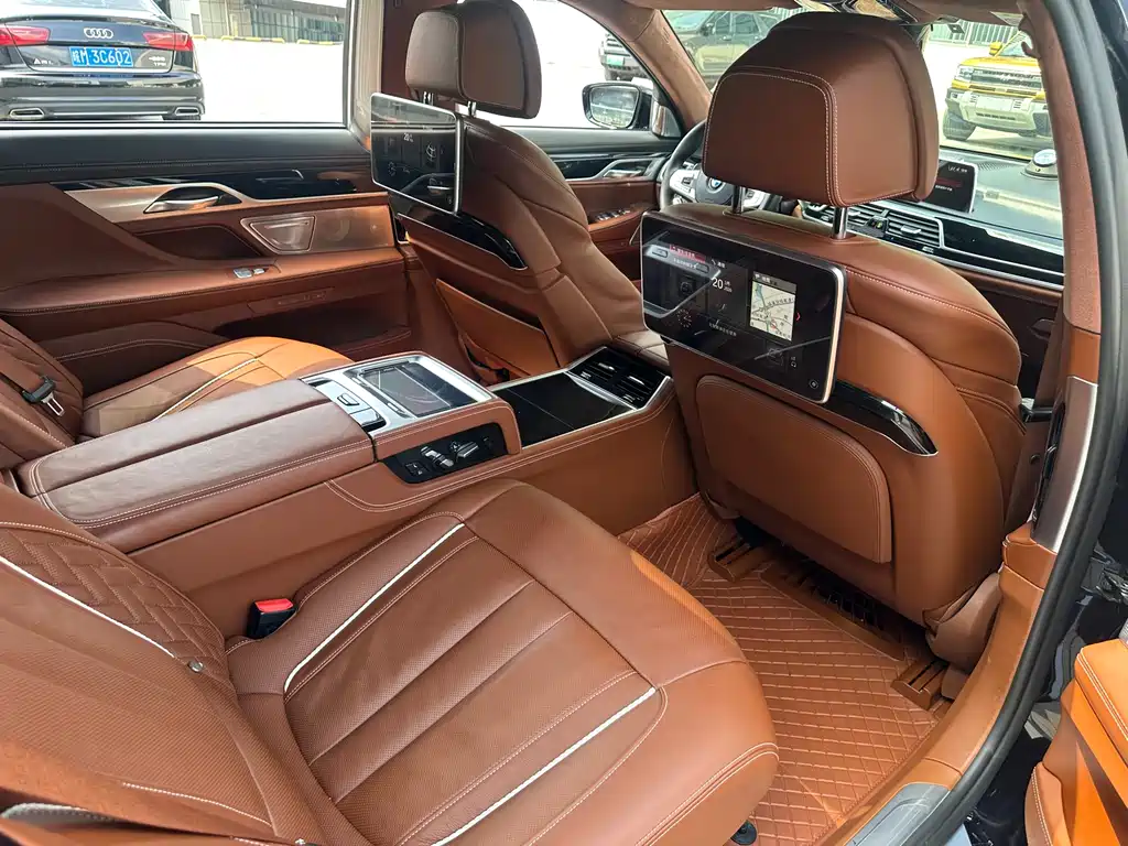 BMW 7 Series 2018 — фото 21