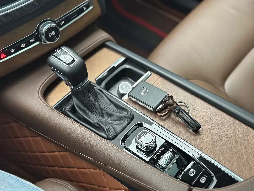 Volvo XC90 2020 — фото 24