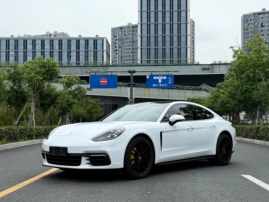 Porsche Panamera 2019 — фото 1
