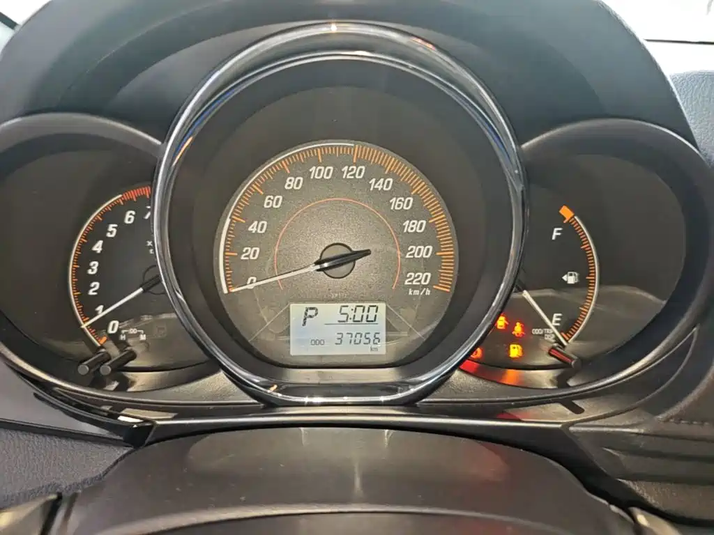 Toyota Yaris L 2020 — фото 12